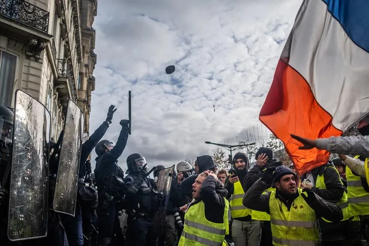 La gestion autoritaire de la crise des gilets jaunes.