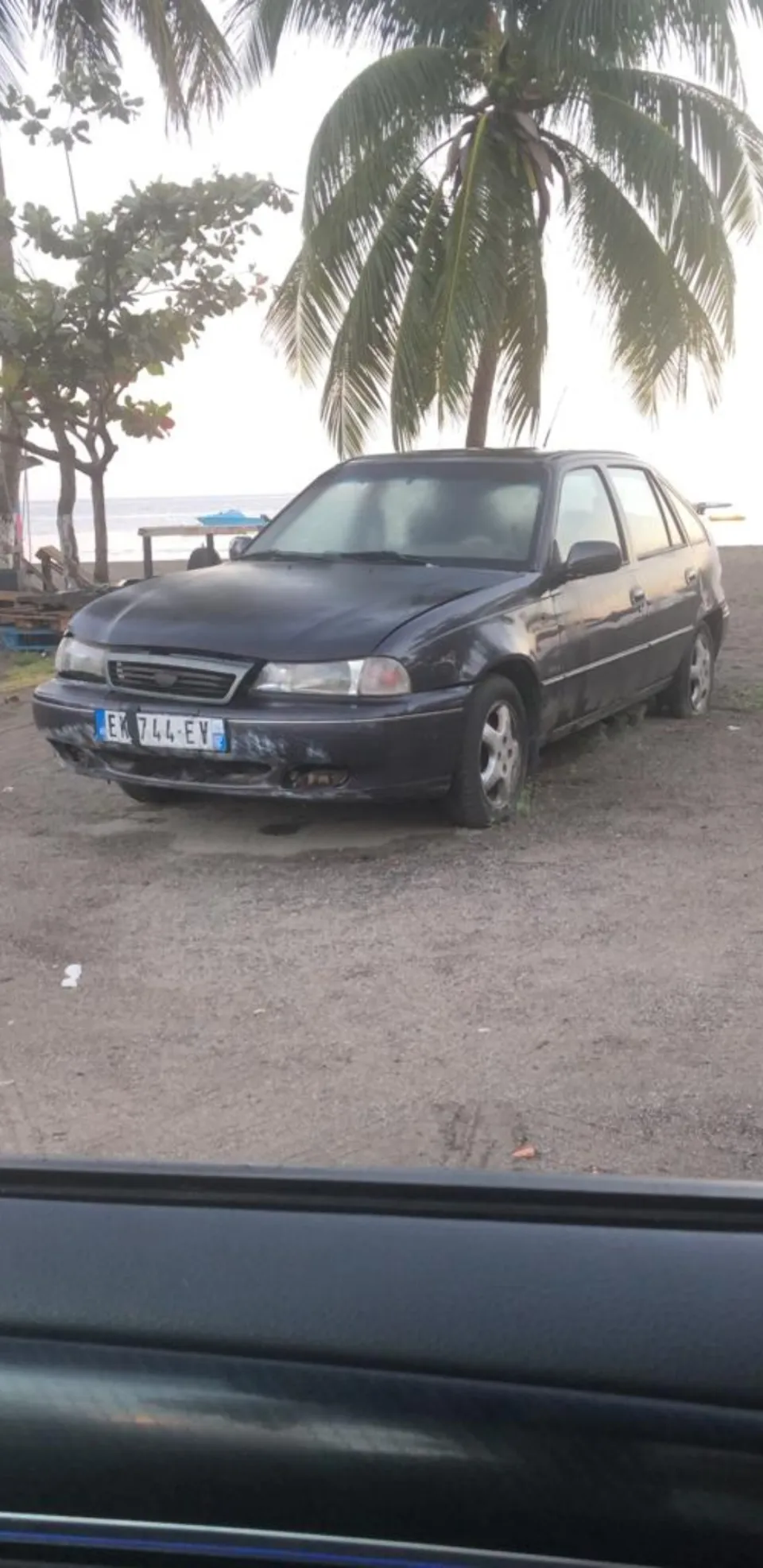 Un VHU bronze sur la plage au Carbet en Martinique