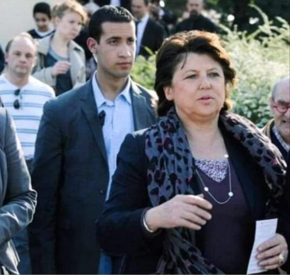 Non..ce n'est pas possible...non😳😳😳...Martine...ce n'est pas...Benalla...juste derrière toi ?