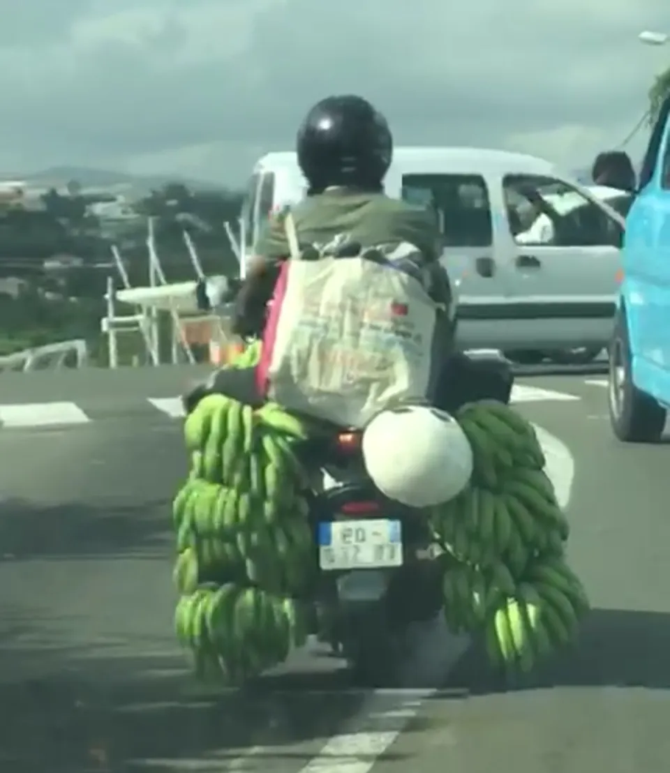 Un motard invente la Banane Air Bag (BAB) en Martinique
