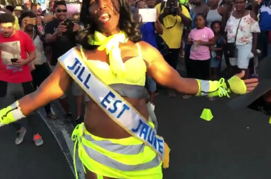 Les gilets jaunes défilent ENFIN en Martinique