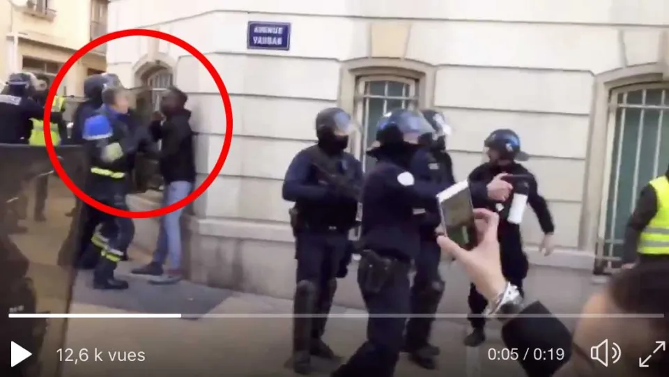 Un policier dérape et allonge plusieurs droites à un jeune Noir Gilet Jaune 😳... (vidéo)