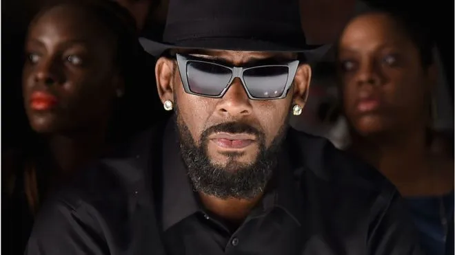 [Breaking] R. Kelly accusé de 10 chefs d'accusation d'abus sexuels aggravés. Un mandat d'arrêt a été émis...I believe I can fly...