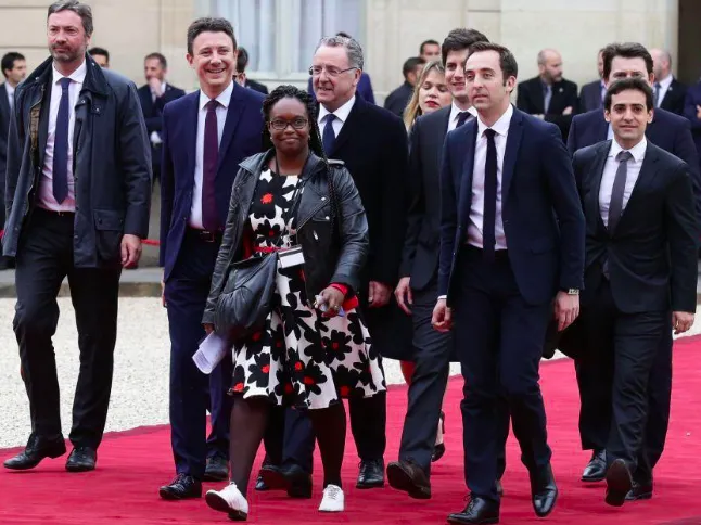 Putain...Colbert...la meuf n’est pas dead