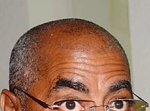 Le sénateur Maurice "1/4 d'heure" Antiste offre à la Martinique un remake de...Yole au-dessus d'un nid de coucoune