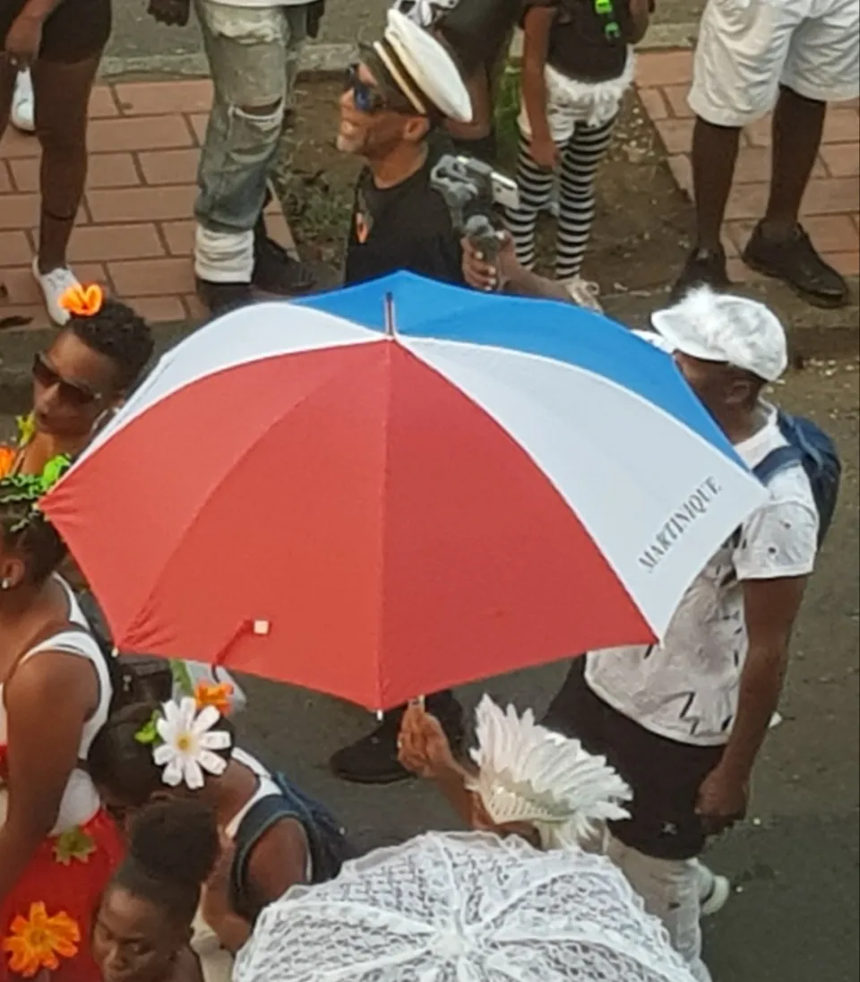 J'me branle under my umbrella