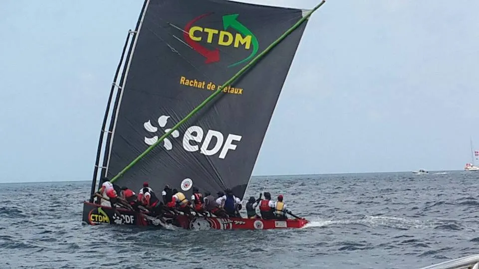 La yole CDTM/EDF remporte le prologue du Tour de la Martinique des yoles rondes au François