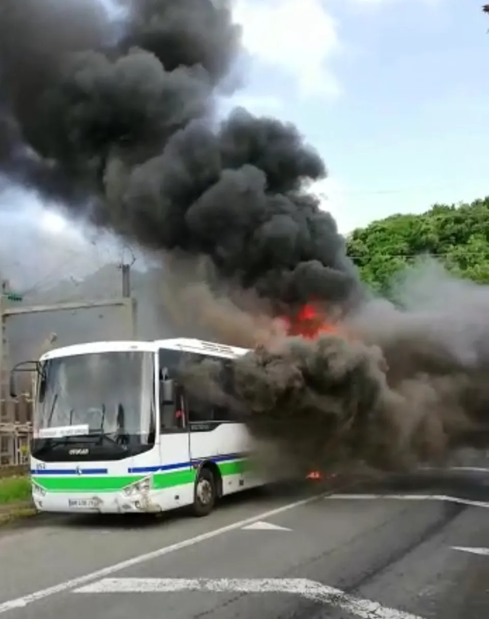 Un bus brûle à l'insu de son plein gré à Schoelcher en Martinique