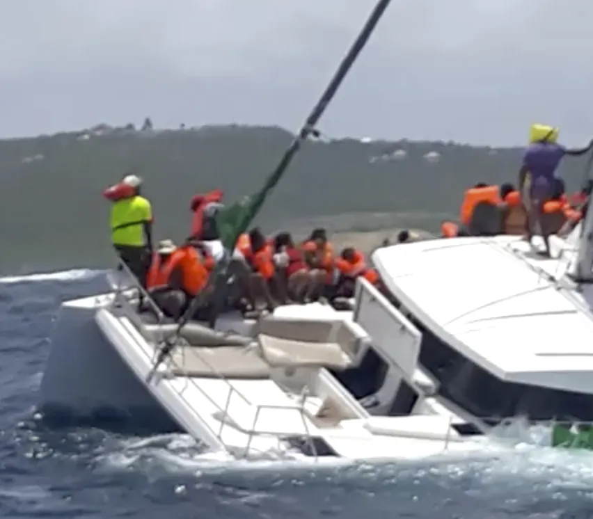 Un catamaran est en train de couler (vidéo)