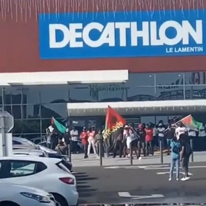 Les ANTI-CHLORDÉCONE de Martinique  bloquent Mr Bricolage et...Décathlon...Bernard Hayot n'en croit pas ses yeux lol...