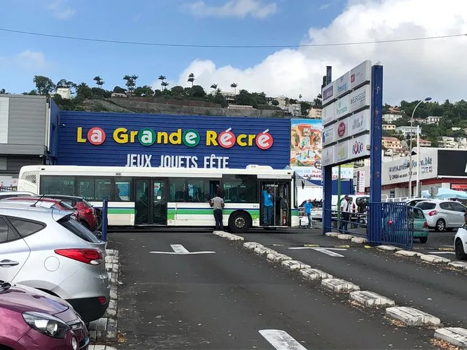 Carrefour Dillon bloqué...ah il y a un bon dieu !!!