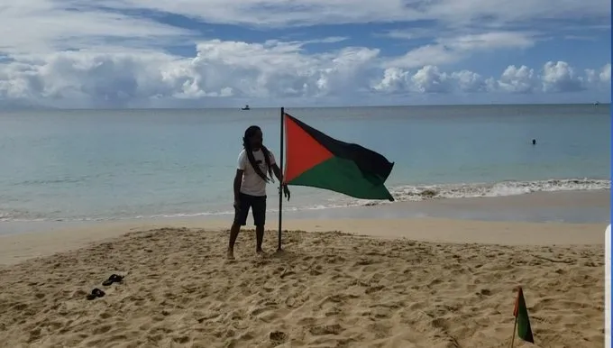 Drapeau Rouge Vert Noir aux Salines