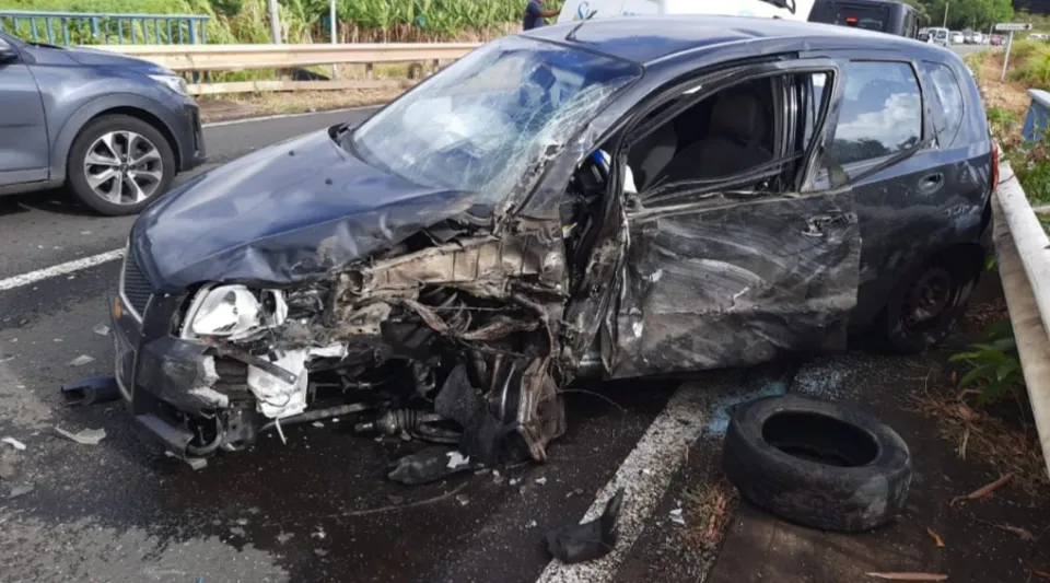 Déconfinement en Martinique : premier accident de la route. On est les champions 🥇🎉🎊🎊👏👏👏