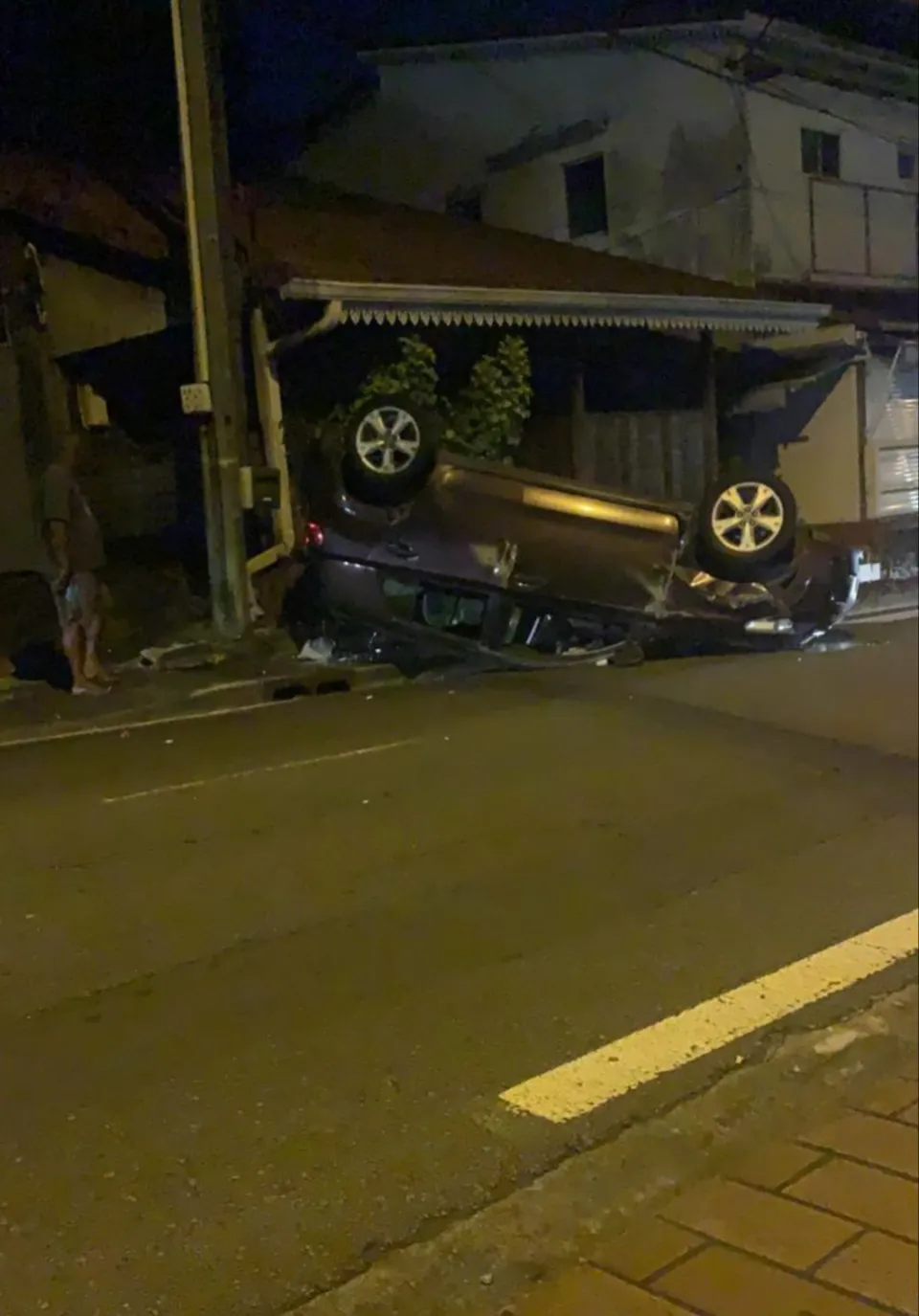 Une voiture se prend pour une tortue aux Trois-ilets en Martinique