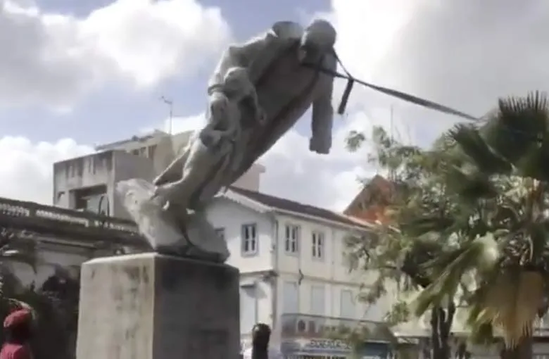 Live 22 mai. Deux statues de Victor Schoelcher ont été abolies à coups de masse. Vidéos.
