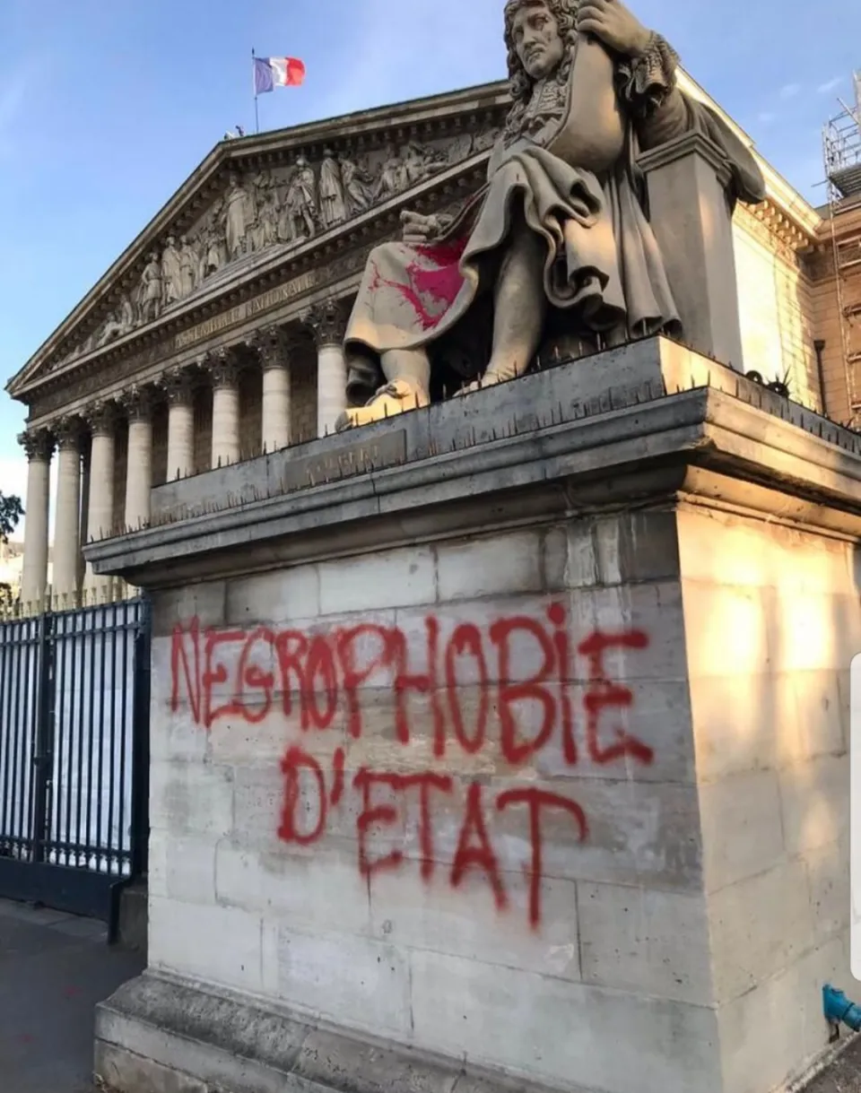 La statue de Jean-Baptiste Colbert le père du Code Noir a été taguée devant l'Assemblée nationale à Paris