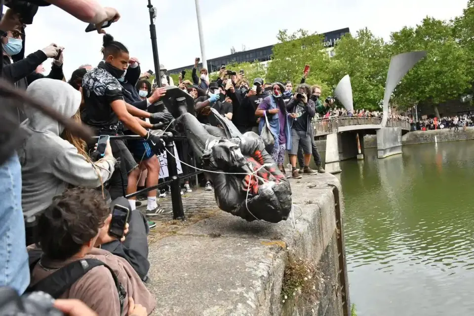 La statue d'un esclavagiste jetée à l'eau...