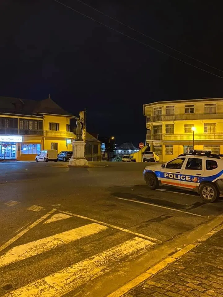 Guyane : les policiers de Cayenne sont les gardes-statue de Victor Schoelcher