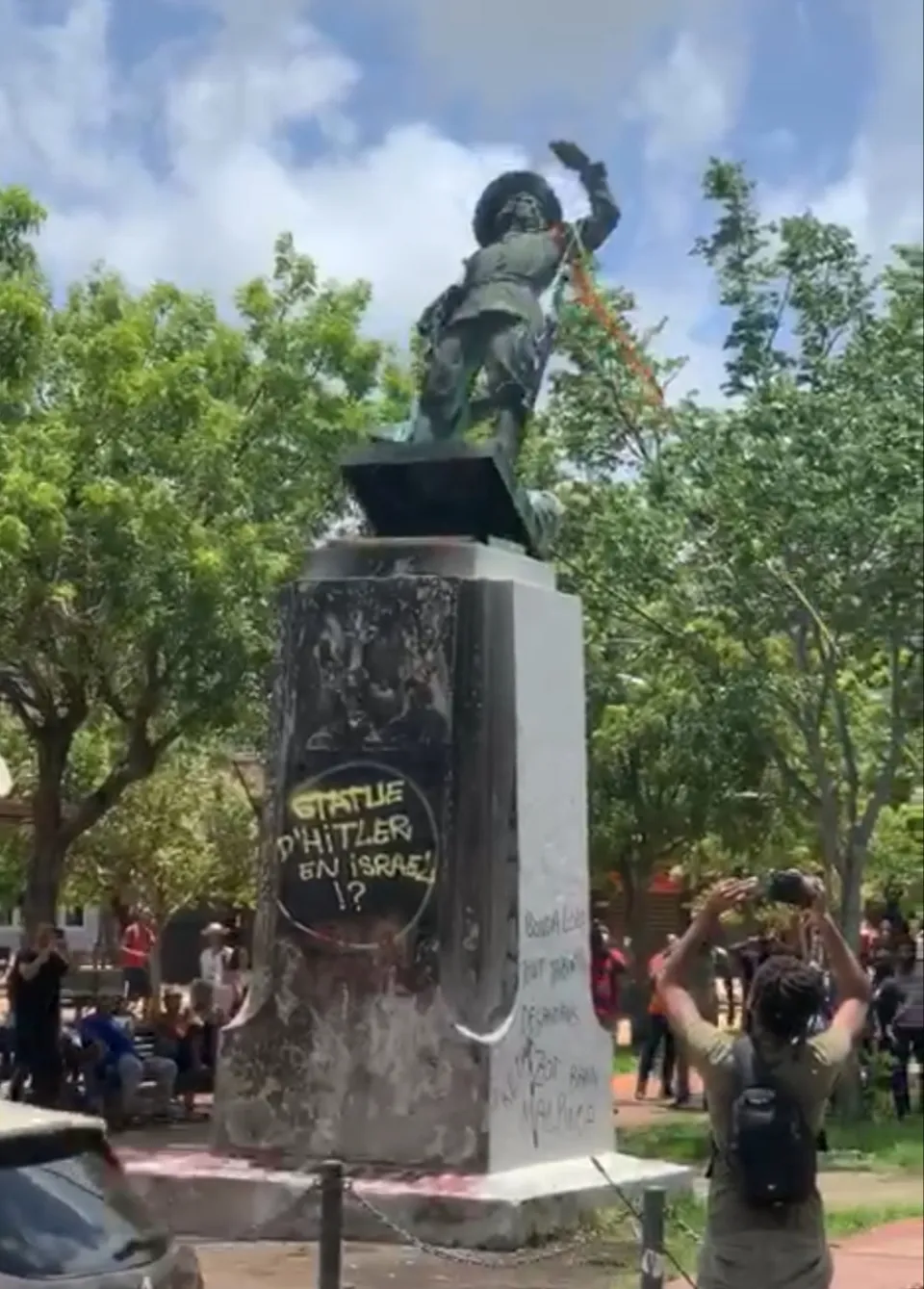 26 juillet 2020...11h58 la statue de Pierre Belain D'esnambuc est déboulonnée en Martinique