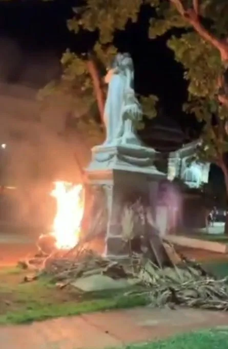 La statue de l'impératrice Joséphine incendiée à Fort-de-France en Martinique