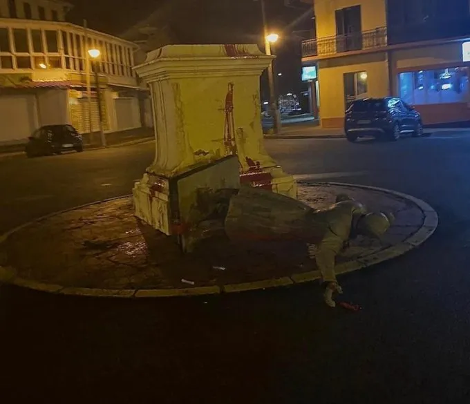 La statue de Victor Schoelcher déboulonnée à Cayenne en Guyane
