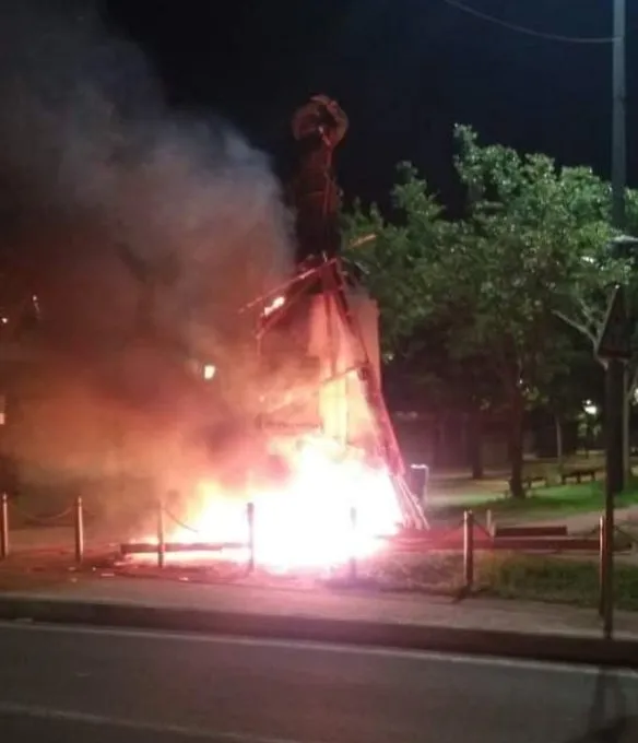 La statue de Belain d'Esnambuc en feu à Fort-de-France en Martinique