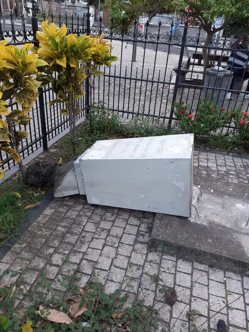 Le buste d'Ernest Deproge déboulonné à Fort-de-France en Martinique