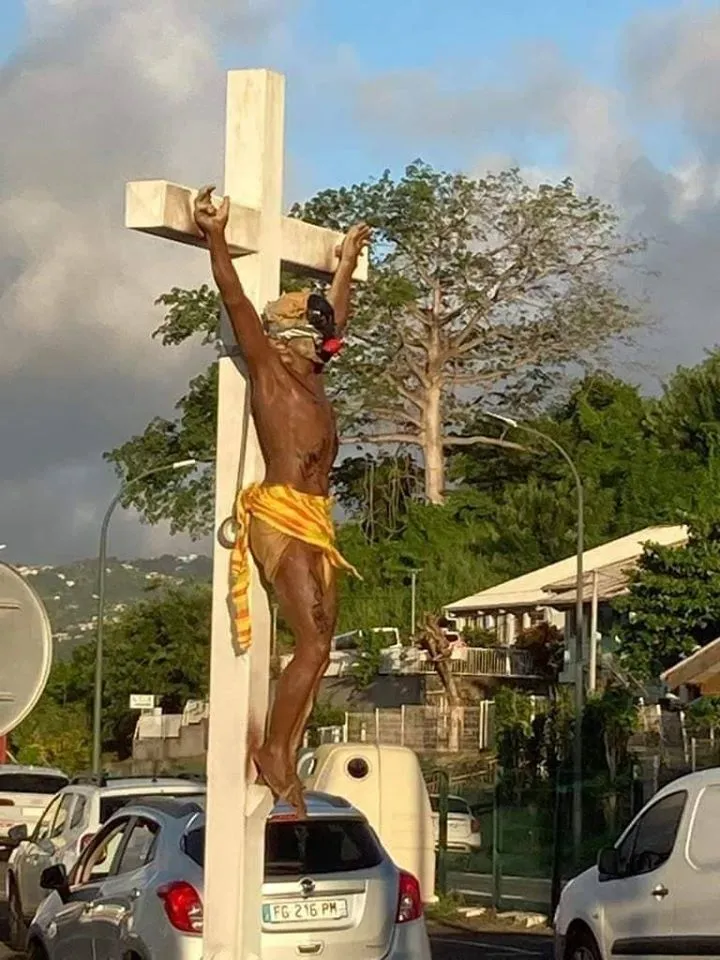 COLORS OF THE CROSS AT RIVIÈRE-SALÉE IN MARTINIQUE