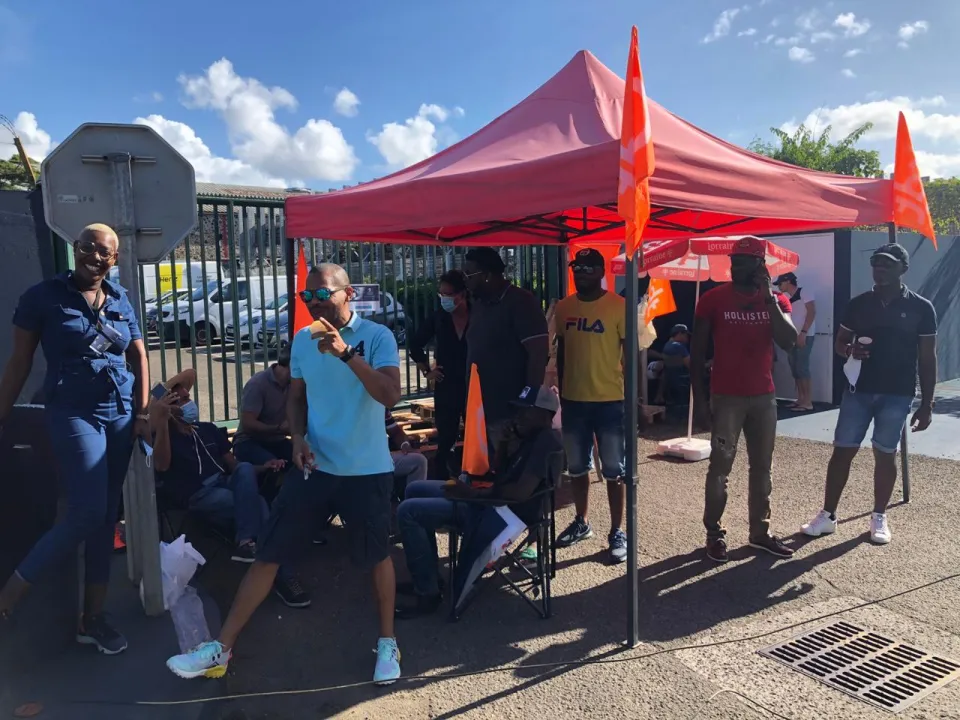 Grève à Peugeot Martinique : Les grévistes en mode seat lionne
