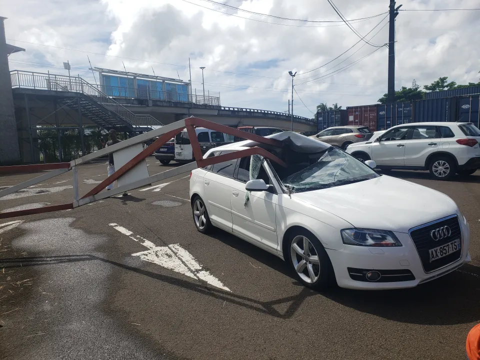 Martinique : une barrière empale une Audi sur le parking en face de la Galleria
