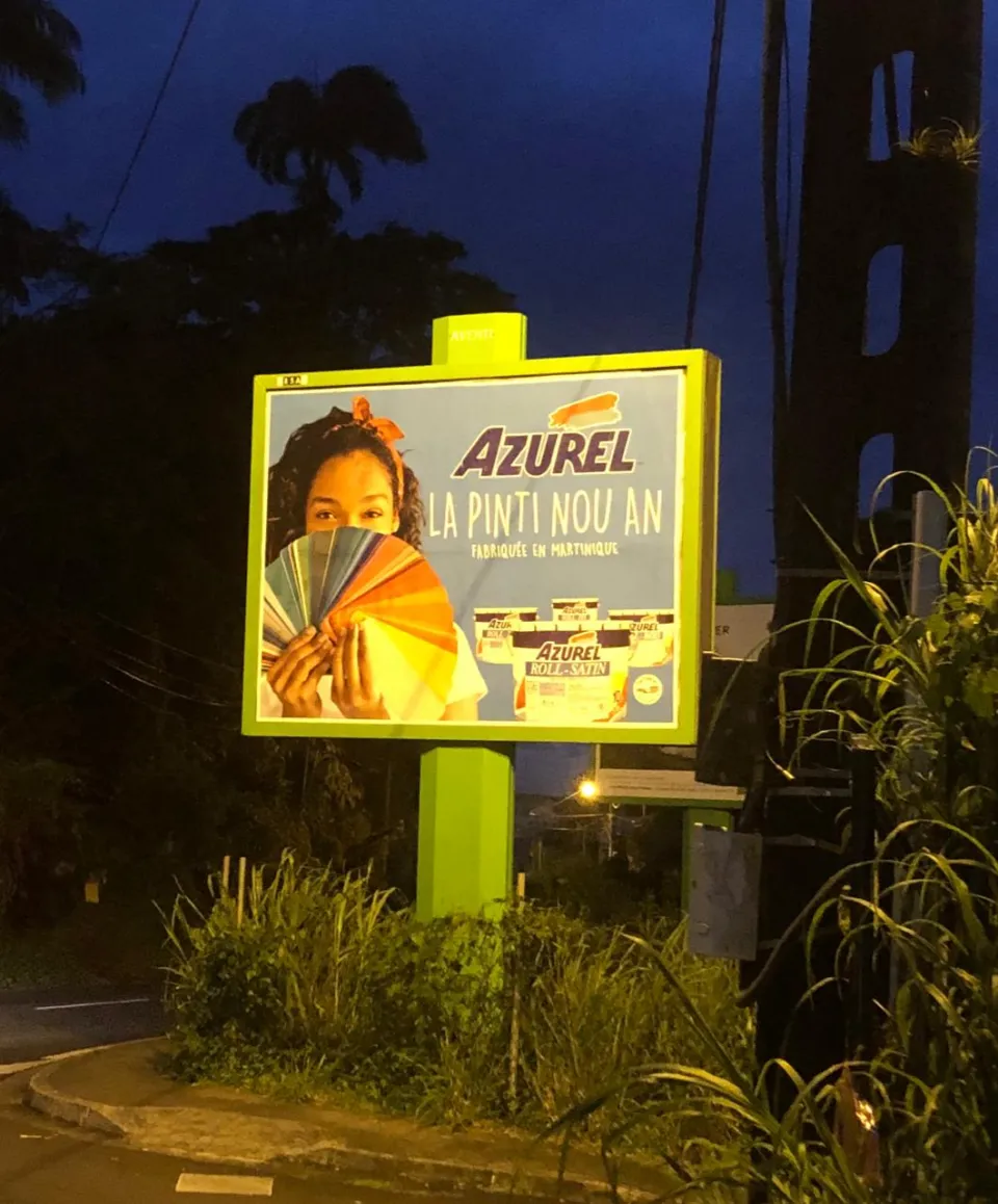 Martinique : quand AZUREL met trop de blanc dans sa peinture et dans sa publicité