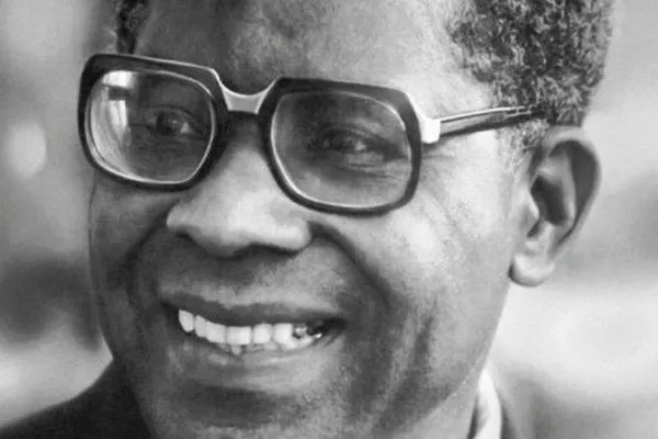 Quand la France viole la pensée et l'âme de Césaire...les nègres applaudissent en bon dard et en tout cas car ils ont la tête dans le cul