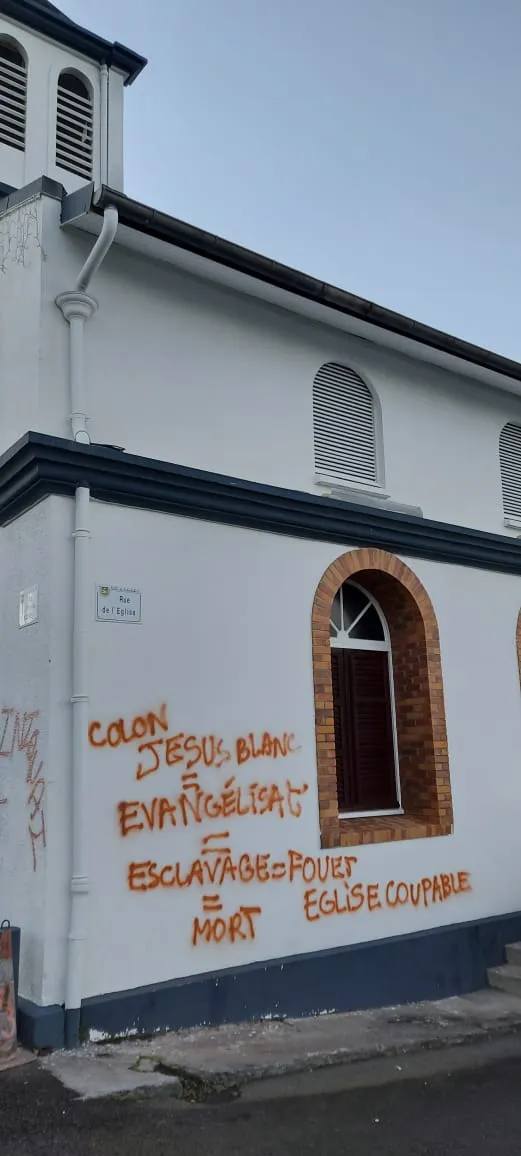 Oh mon Dieu...oh my God...oh Djee Zeus...l'église catholique est violemment attaquée à Schoelcher en Martinique