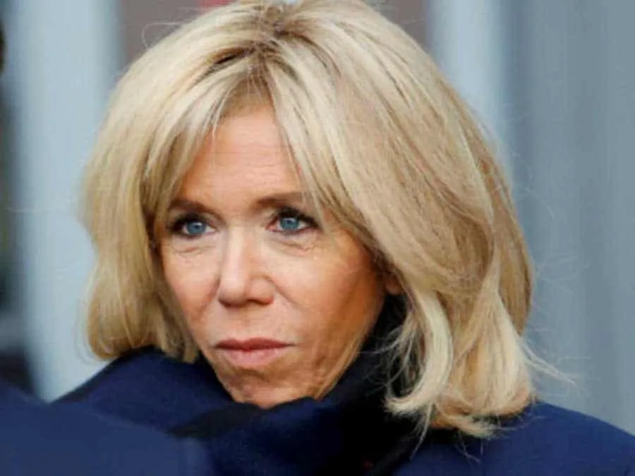 Brigitte Macron va devoir réveillonner toute seule...en bon dard et en tout cas car Emmanuel n'a pas respecté les gestes barrières ... putain...Pétain... comment peut-on ?