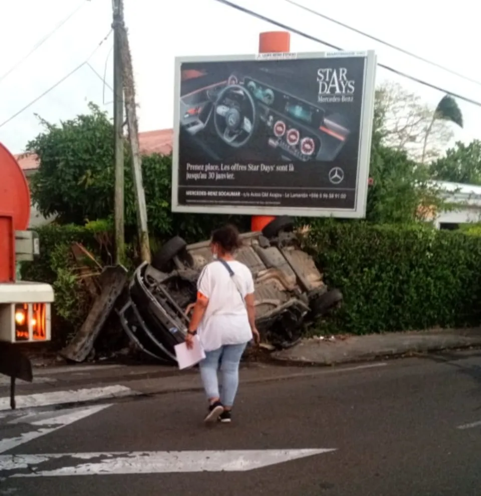 Martinique : ça se passe comme ça quand on s'affiche près d'une affiche publicitaire...