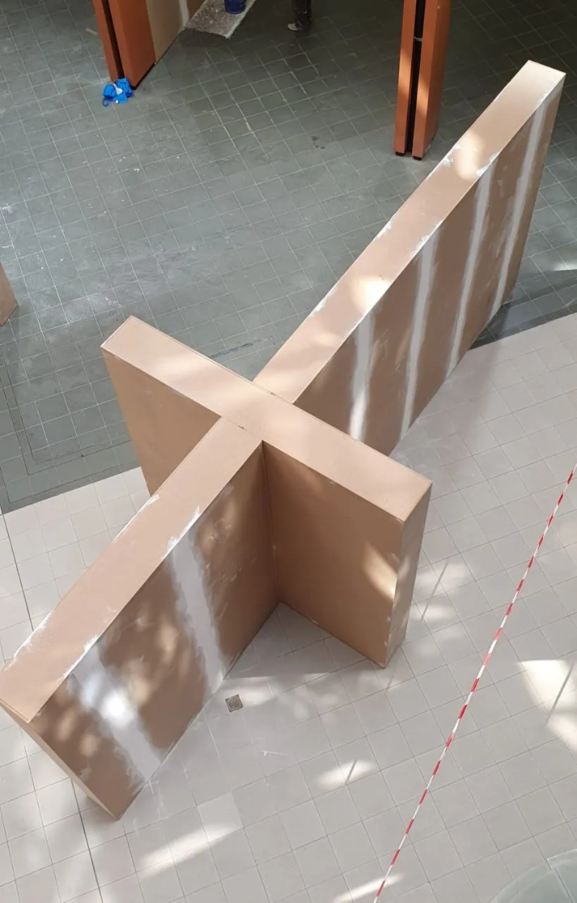 Que fait cette énorme croix au milieu du hall de la Collectivité Territoriale de Martinique  à Cluny ?