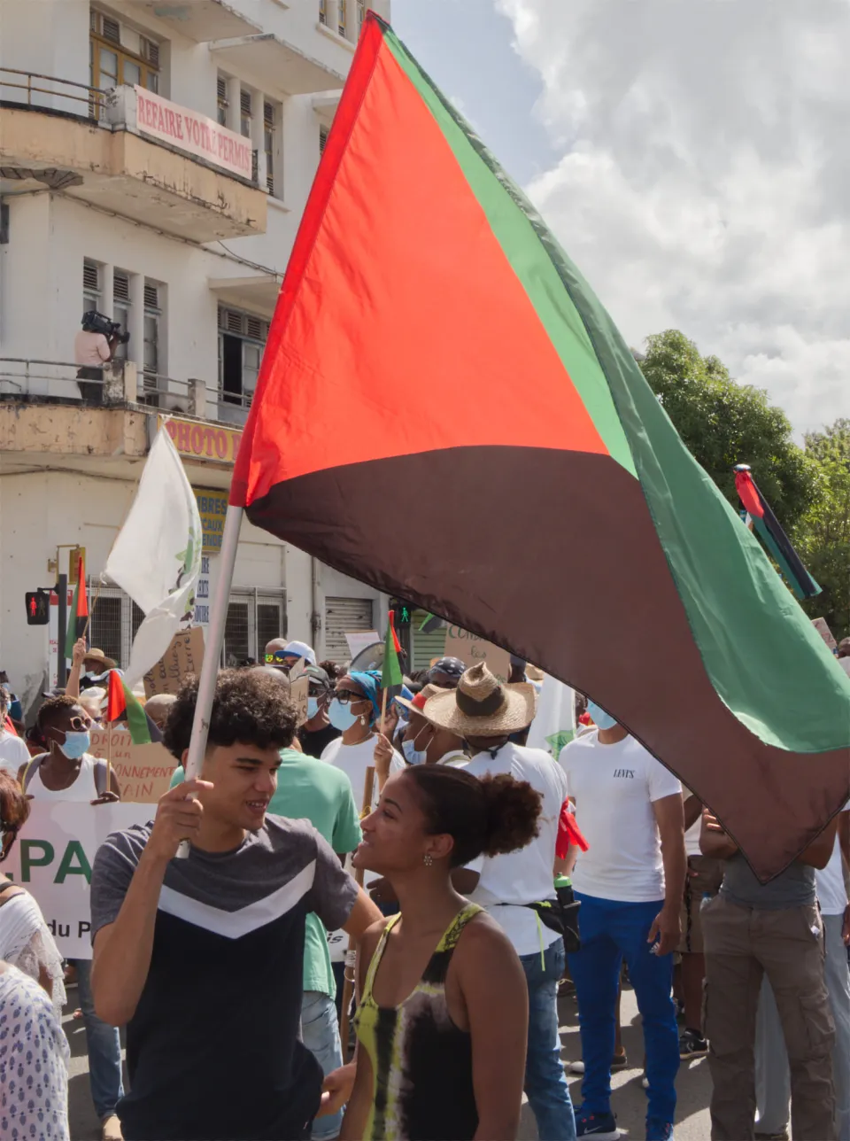 Rouge Vert Noir...leur drapeau...et le regard sans équivoque d'une jeunesse prise en flag