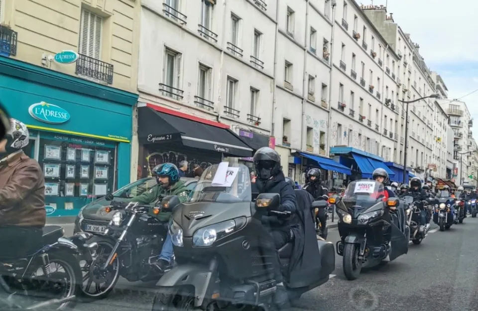 France : des milliers de motards manifestent à Paris