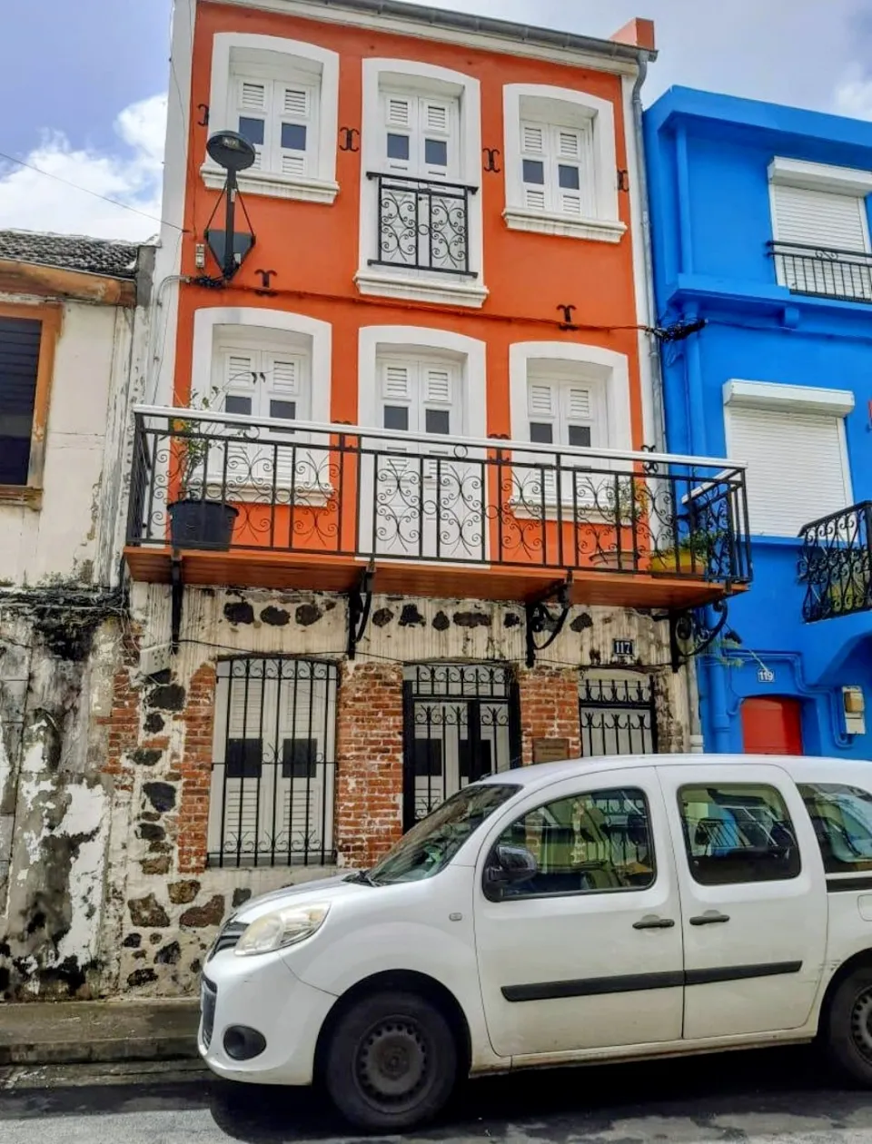 L'opération de rénovation de l'habitat insalubre continue en Martinique : À QUI appartient cette belle demeure située à Fort-de-France ?