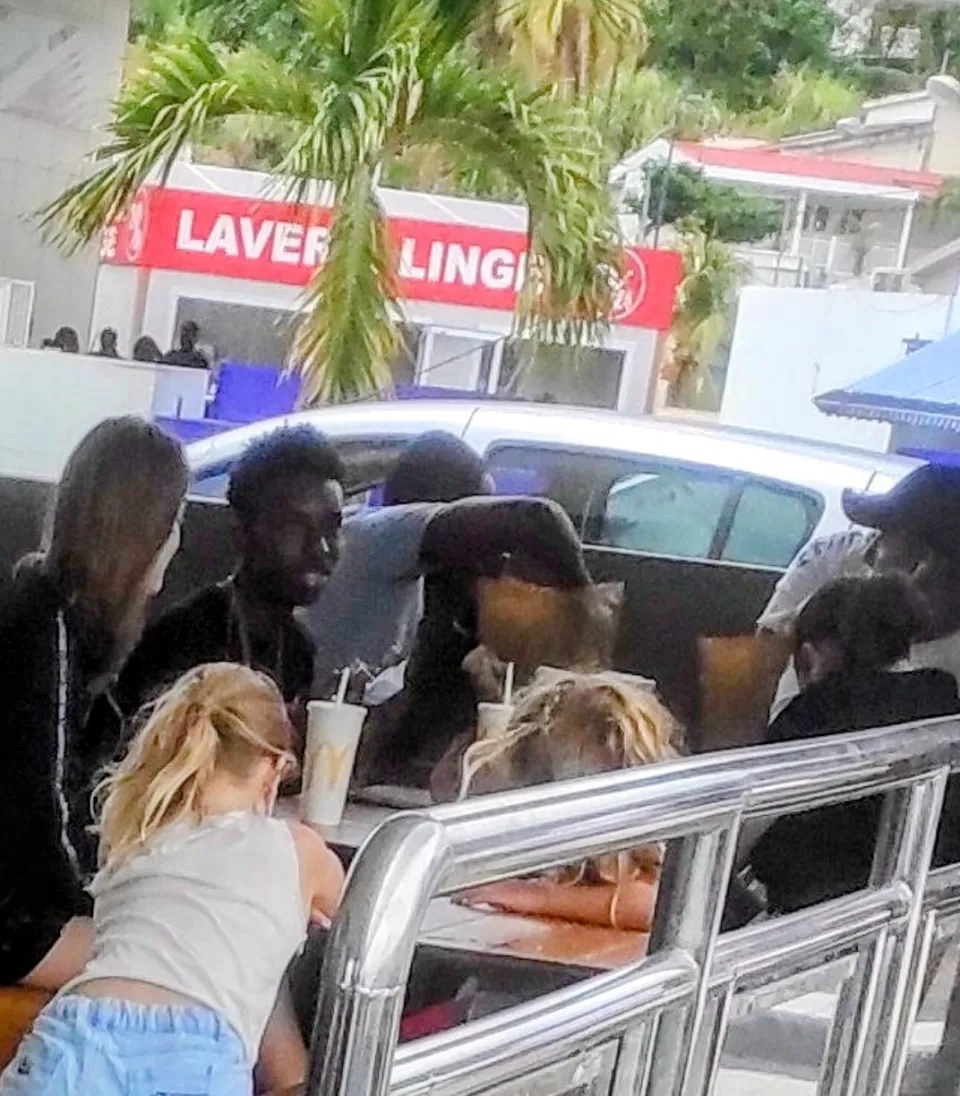 Covid-19 en Martinique (île FACTICE): putain...ça se passe comme ça chez McDonald's
