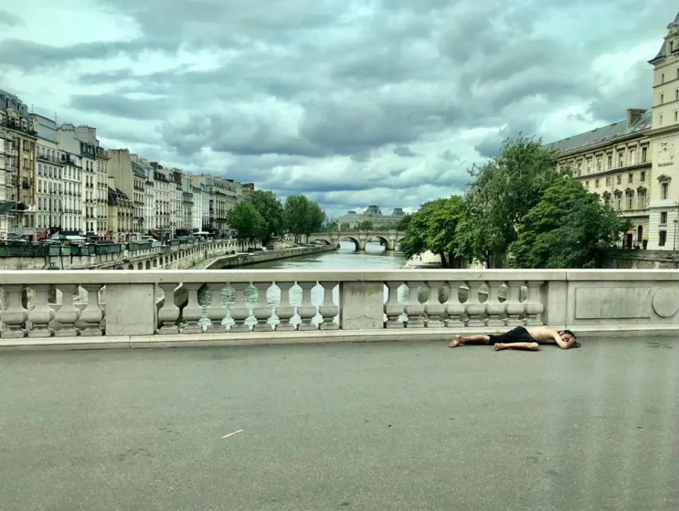 Paris : cet homme couché par terre à ciel ouvert...est-ce un hidalgo ?