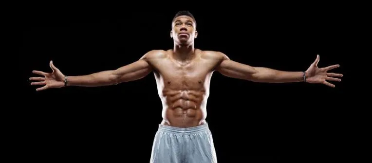 Martinique : Carrefour Market  rend un hommage à Giannis Antetokounmpo la star des Bucks de Milwaukee