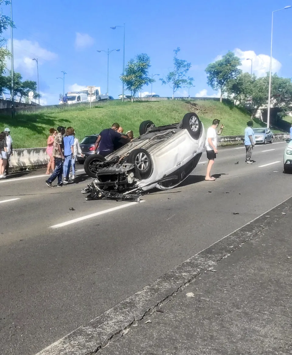 Nouvel accident en plein confinement en Martinique le ciel est par-dessus le toit...