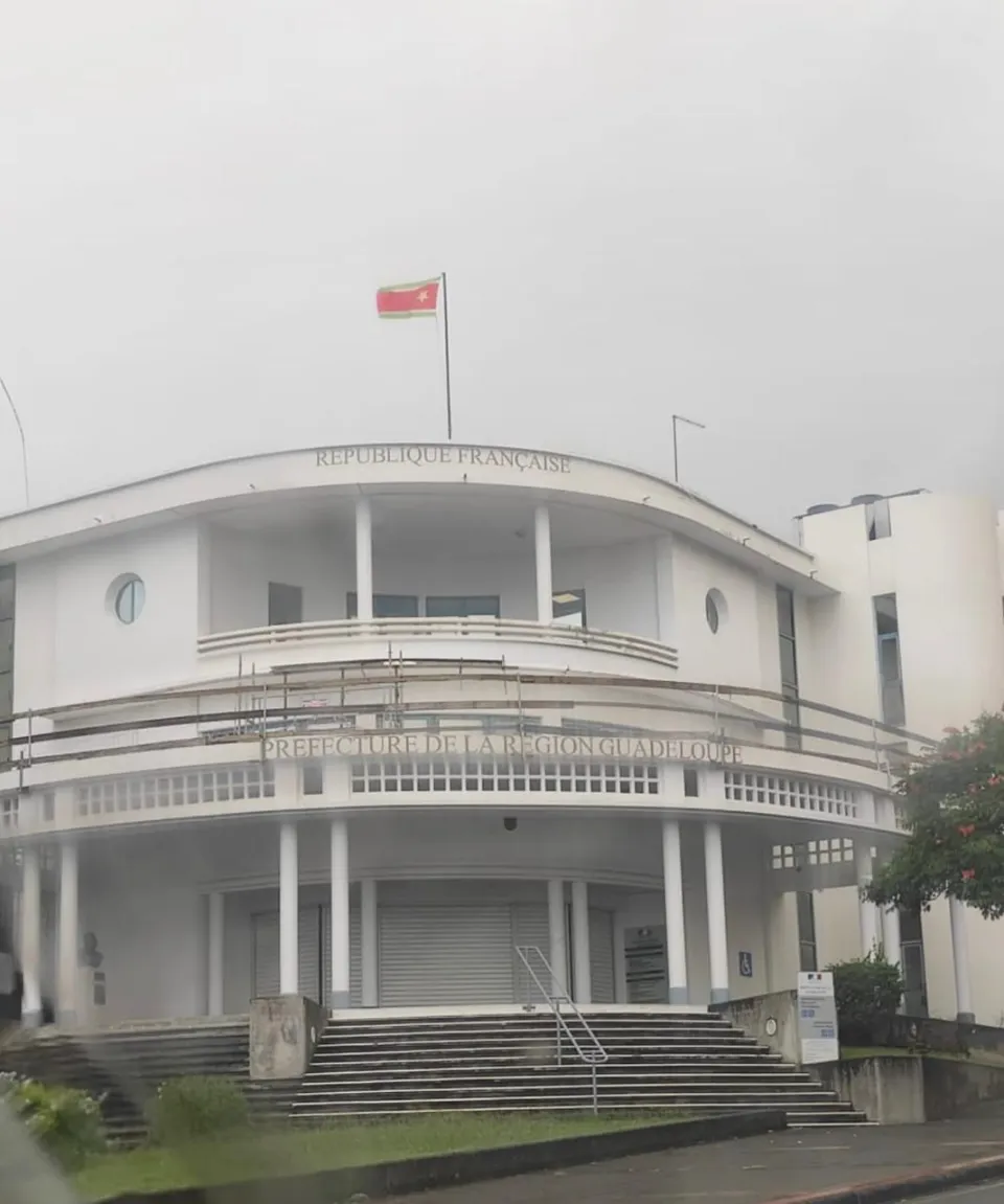 Guadeloupe :le drapeau nationaliste sur la Préfecture de Basse-Terre