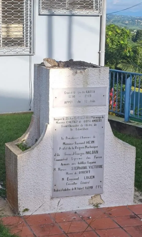 Le Général de Gaulle perd la tête en Martinique