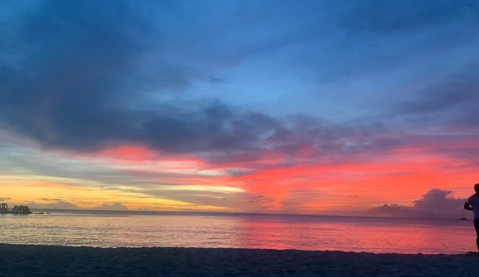Un coucher de soleil merveilleux sur la Caraïbe, hier dimanche