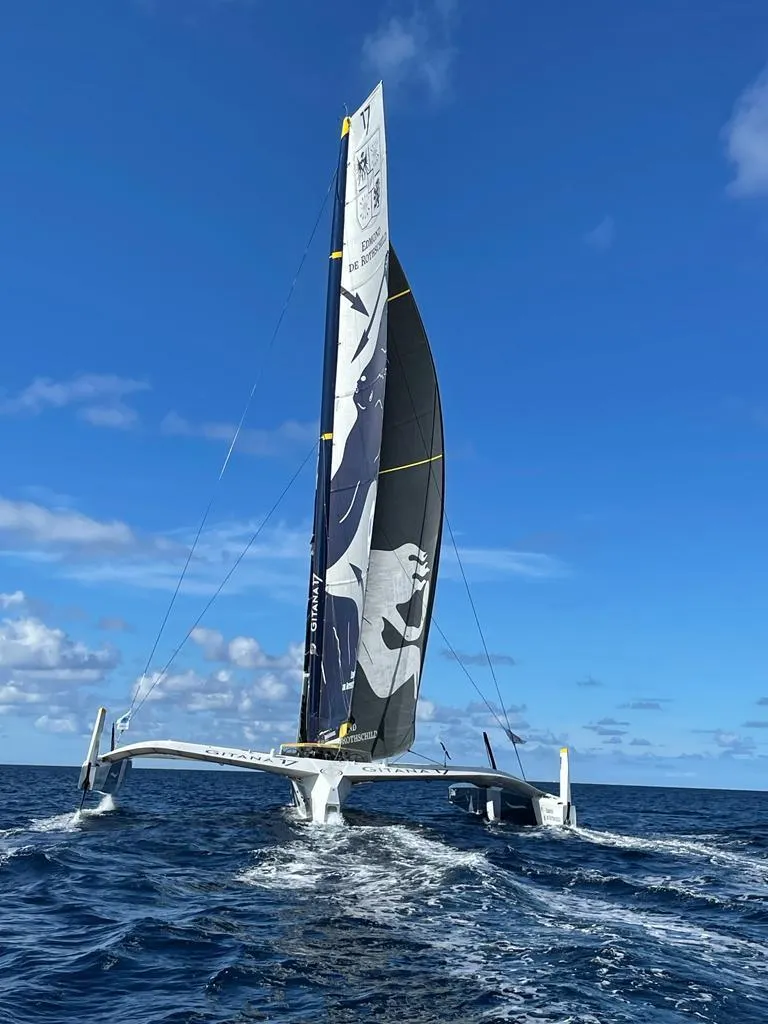 Transat Jacques Vabre : arrivée du maxi-trimaran Edmond de Rothschild en Martinique