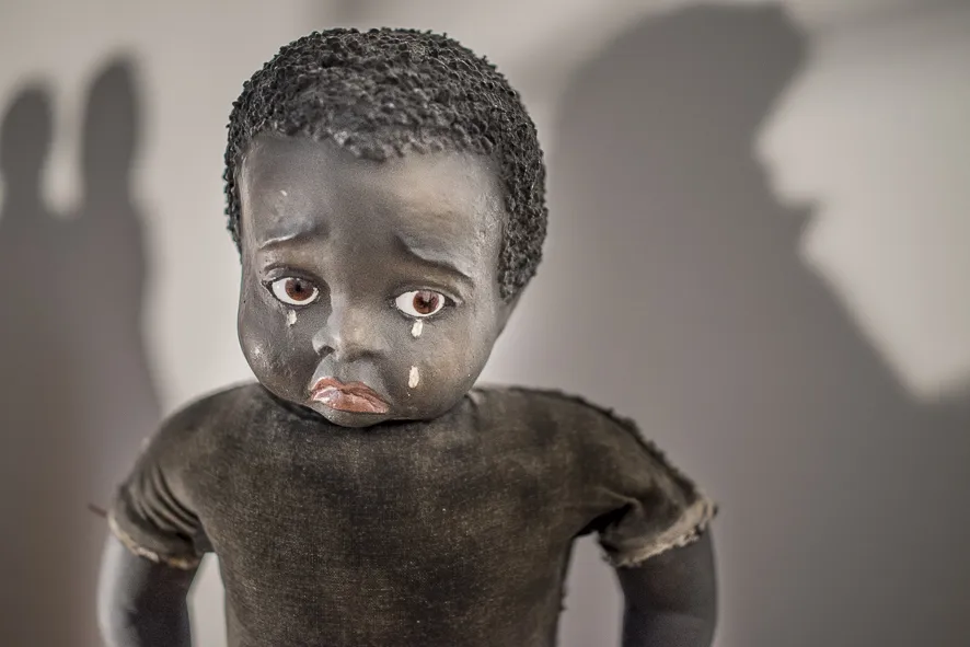 Poupée noire, masques blancs