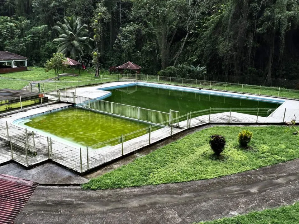 Martinique : à Macouba la piscine est verte pourtant le ciel est bleu