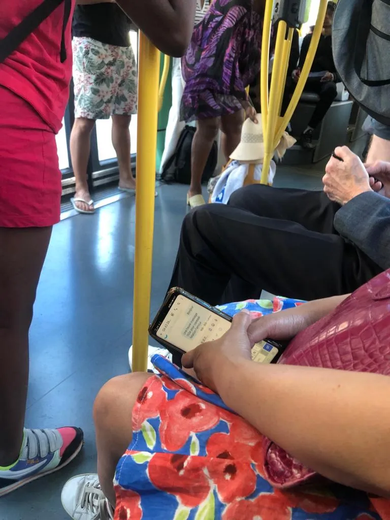 Paris...Zazie dans le métro ? Non zizi dans le tramway